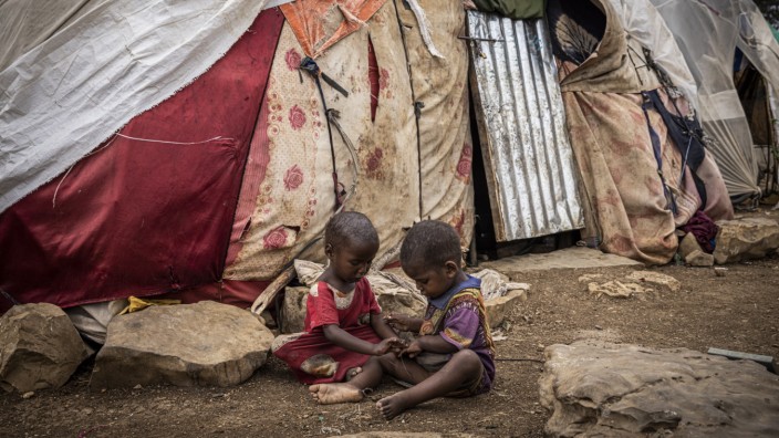 Migration: Wieder Hitzerekorde: Viele Landbewohner im dürregeplagten Südwesten Somalias müssen sich in Lager bei der Stadt Baidoa flüchten, weil sie sonst nicht genug zu essen hätten.