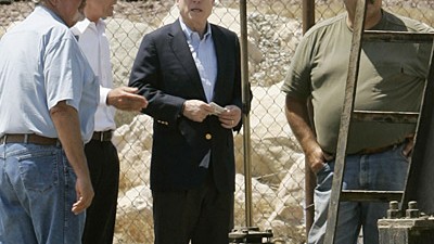 US-Wahlkampf: Punkten mit Energiepolitik: McCain auf der Red Ribbon Ranch Oil Lease in Bakersfield, Kalifornien.