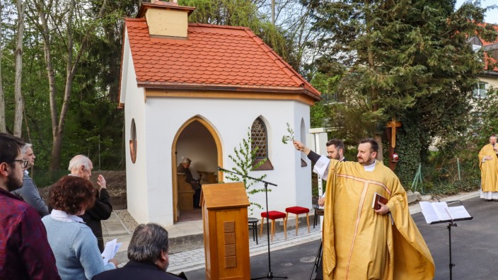 Erdweg: In einer feierlichen Zeremonie hat Pfarrverbandsleiter Marek Bula die Erdweger Kapelle eingeweiht.