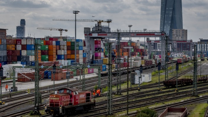 Staatskonzern in der Klemme: Güterbahnhof in Frankfurt am Main: Die Bahn will einzelne Güterwagen nicht mehr einsammeln, sollte der Steuerzahler dies nicht finanzieren.
