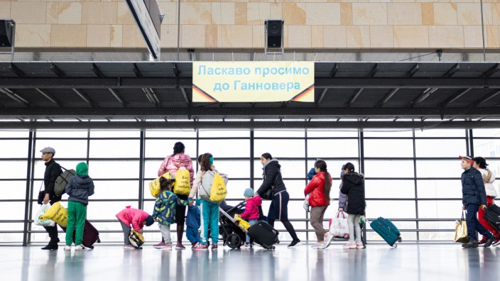 Migration: "Bis zum Zerreißen gespannt": Viele Kommunen klagen, dass sie die hohe Zahl an Kriegsflüchtlingen und Asylbewerbern überfordert - Geflüchtete aus der Ukraine in Hannovers Messebahnhof Laatzen.