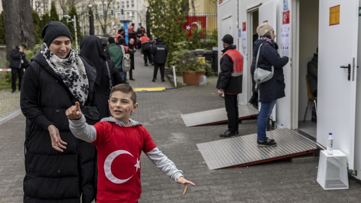 Wahl in der Türkei 2023: Wähler vor der Stimmabgabe am türkischen Konsulat in Berlin