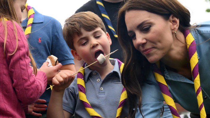 Marshmallows: Prinz Louis, 5, mit seiner Mutter Kate (rechts) beim Marshmallow-Verzehr mit britischen Pfadfinderinnen und Pfadfindern.
