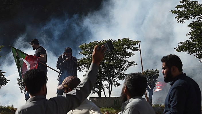 Pakistan: Anhänger von Pakistans Ex-Premier Imran Khan protestieren in Karatschi gegen dessen Verhaftung, die Polizei feuerte mit Tränengas.