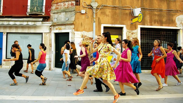 Ausstellungen: Zu ihrer "School of Narrative Dance" hat Marinella Senatore unter anderem 2015 in Venedig eingeladen. Im Juli soll auch München auf den Straßen tanzen.