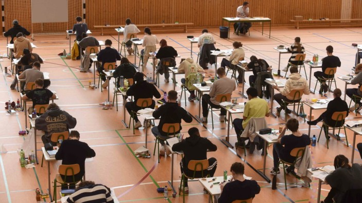 Landkreis Regensburg: Abitur schreiben ist immer eine aufregende Sache: Doch 19 Schülerinnen und Schüler eines Oberpfälzer Gymnasiums müssen nun ein Teil der Englisch-Prüfung wiederholen.