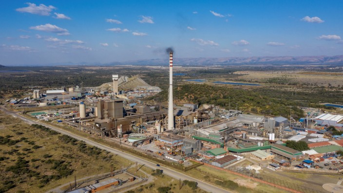 Energiewende: Eine Platinmine in Marikana in Südafrika: Große Vorkommen dringend benötigter Rohstoffe liegen auch in Russland und China.