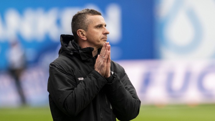 2. Fußball-Bundesliga: Ein letztes Gastspiel an der Ostsee: Mersad Selimbegovic, hier während der 0:2-Niederlage bei Hansa Rostock, ist nicht mehr Cheftrainer des SSV Jahn Regensburg.
