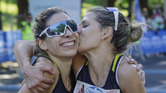 Feminismus-Debatte in Spanien: Ivana Zagorac (re.) aus Serbien und ihre Zwillingsschwester Sladjana Zagorac. Ivana Zagorac gewann am vergangenen Sonntag ein Rennen für Frauen in Madrid.