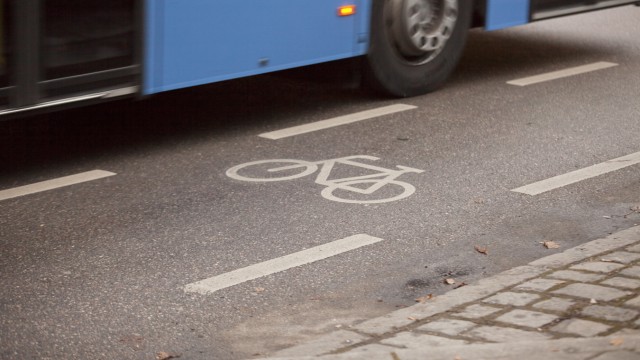 SZ-Serie "Rauf aufs Rad": An der Elsenheimerstraße fährt ein Bus der MVG direkt neben dem Schutzstreifen für Radfahrer. Dieser ist durch eine gestrichelte Linie gekennzeichnet.