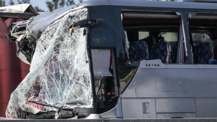 Unfall auf A 12: Bei einem Zusammenstoß zwischen einem Reisebus und einem Lastwagen auf der Autobahn 12 in Brandenburg bei Storkow wurden nach Polizeiangaben Dutzende Menschen verletzt.