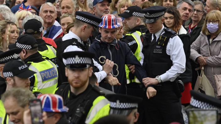 Großbritannien: Ein Demonstrant der Klimaschutzgruppe 'Just Stop Oil' wird von Polizeibeamten in der Nähe von Westminster Abbey, in der die Krönung von König Charles III. stattfindet, festgenommen.