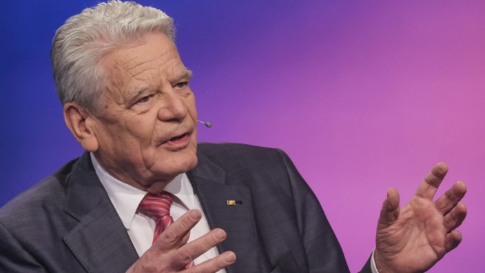 TV-Kritik zu "Maischberger": Joachim Gauck sagt, die Menschen in Russland dürften stolz sein auf den Sieg über Hitlerdeutschland - es gebe aber eine Einschränkung.