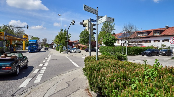 Verkehr im Landkreis Ebersberg: Die Kreuzung zwischen der Jet-Tankstelle (links) und dem Gasthof Hamberger (rechts) ist einer der Verkehrsknotenpunkte in Kirchseeon. Von rechts biegen die Autos von der Anzinger Straße auf die B304 ab.