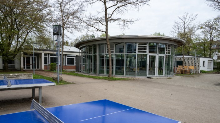 Schulsanierung in Neuhausen: Nicht schön und an vielen Stellen sehr baufällig: das Käthe-Kollwitz-Gymnasium in Neuhausen.