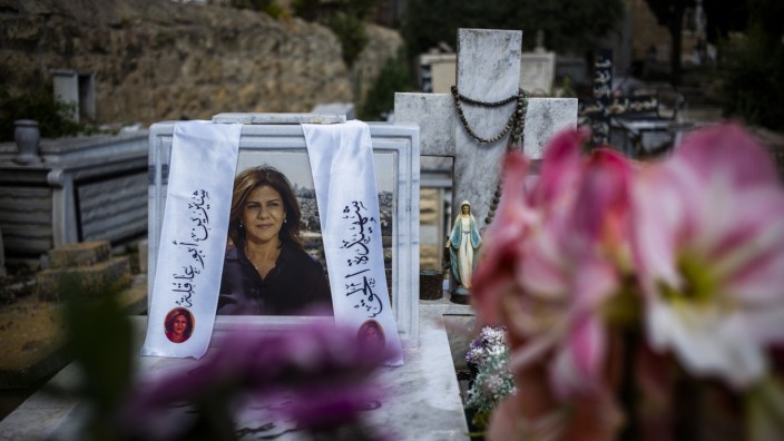 Schutz von Journalisten: Am Jahrestag ihres Todes mit Blumen geschmückt: das Grab der verstorbenen Journalistin Shirin Abu Akleh in Jerusalem.