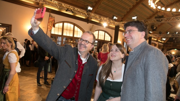 Politik: Die Spitzenkandidaten der Bayern-SPD, Ronja Endres und Florian von Brunn (rechts) beim Selfie mit SPD-Landtagsvizepräsident Markus Rinderspacher beim Maibockanstich im Hofbräuhaus.