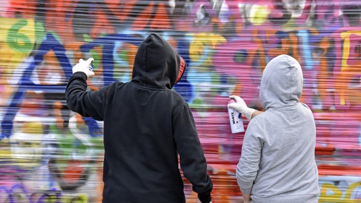 Polizei: Zwei jugendliche Graffitisprayer wie auf unserem Archivbild hat die Polizei in Emmering auf frischer Tat ertappt.