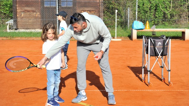 Tennis in der Schule: Neue Instruktionen: Hrvoje Jurakovic trainiert die Schüler, die bereits Erfahrung haben.