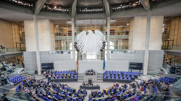 Bürgerrat: Blick in den Plenarsaal des Bundestages während der Befragung der Bundesregierung. Die Koalition will nun per Los ausgewählte Bürger zur Beratung hinzuziehen.
