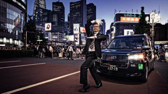 Reisebuch "Taxi Drivers": Im Anzug, mit Krawatte und weißen Handschuhen: Ein Taxi durch Tokio zu steuern, ist auch eine Frage des Stils.