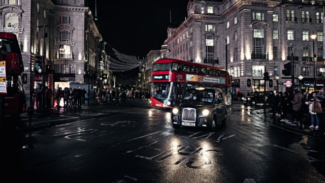 Reisebuch "Taxi Drivers": Beides stilvoll: Busse und Taxis in London.