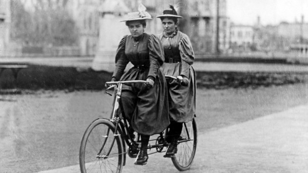 Tandemfahrerinnen in Berlin, 1905
