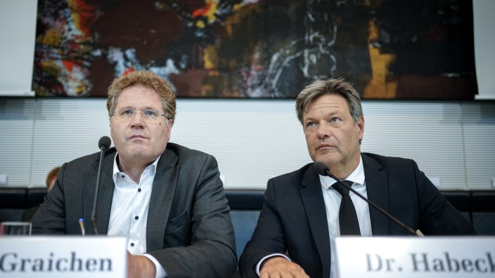 Wirtschaftsministerium: Wirtschaftsminister Robert Habeck (r.) und sein Staatssekretär Patrick Graichen am Mittwoch bei einer Anhörung im Bundestag.