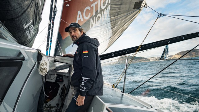 Segeln beim Ocean Race: Zurück an Bord: Boris Herrmann ist wieder am Steuer der "Malizia", nachdem er auf dem vierten Teilstück eine Pause eingelegt hat.