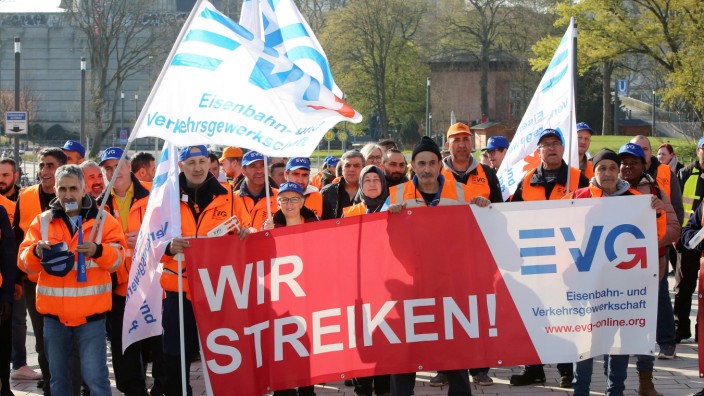 Bahn-Streik: Mitglieder der EVG bei einer Streikveranstaltung