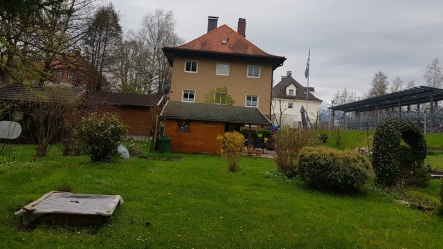 Stadtentwicklung: Der Garten des Hauses Philippstraße 30 in Penzberg ist eine grüne Oase in der Stadt. Hinten ist das Bahnhofsgebäude zu sehen, rechts die Fahrradabstellanlage für Pendler.