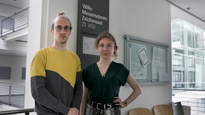 Technical University of Munich: The official curriculum vitae in the showcase reveals nothing about the NS ties of the namesake: the students Paul Bachmann and Olga Rybalt in front of the Willy Messerschmitt drawing room.