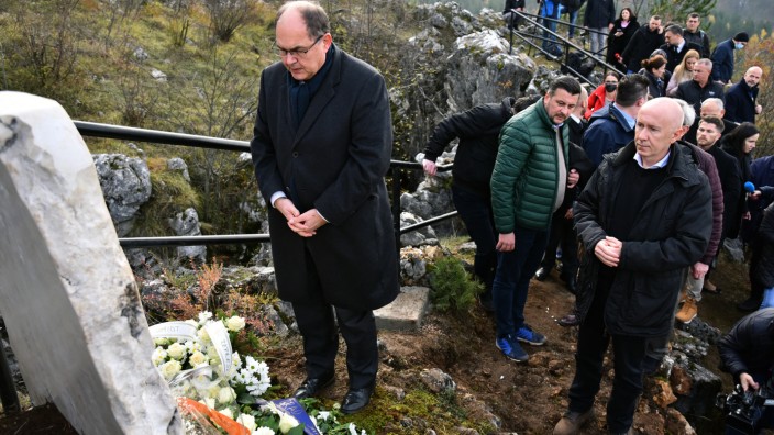Bosnien-Herzegowina: Der CSU-Politiker Christian Schmidt, 65, besucht unweit von Sarajevo das umstrittene Denkmal für die beim Massaker von Kazani ermordeten serbischen Zivilisten.