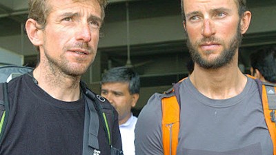 Bergsteiger zurück in Italien: Walter Nones (l.) und Simon Kehrer haben wieder heimischen Boden unter den Füßen.