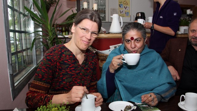 Porträt: Christiane Lüst mit Vananda Shiva aus Indien, die Galionsfigur der internationalen Bewegung gegen die Agro-Gentechnik . Die Aufnahme entstand vor zwölf Jahren im Umweltzentrum "Öko & fair" in Gauting. Am kommenden Sonntag werden sie sich bei einer Veranstaltung in Rosenheim sehen.