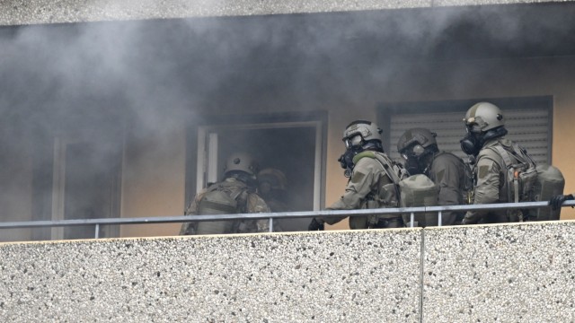 Nordrhein-Westfalen: Spezialkräfte der Polizei betreten die Hochhauswohnung, in der die Explosion ausgelöst worden war.