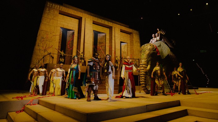Münchner Olympiahalle: Gruppenbild mit Elefanten-Dame: So sieht die "Aida"-Bühne für die großen Mehrzweckhallen Europas aus, hier bei einem ersten Aufbau mit Testlauf in Hamburg.