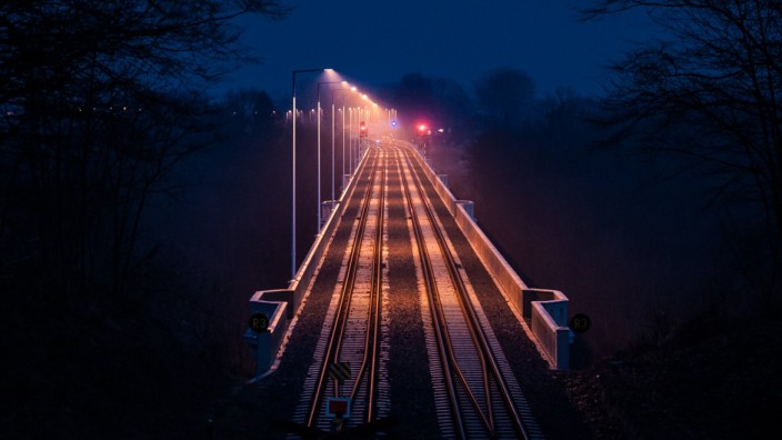 Tarifstreit: Ruhe herrscht voraussichtlich von Sonntagabend an auf allen Fernstrecken in Deutschland, auch auf der Eisenbahnbrücke bei Görlitz.