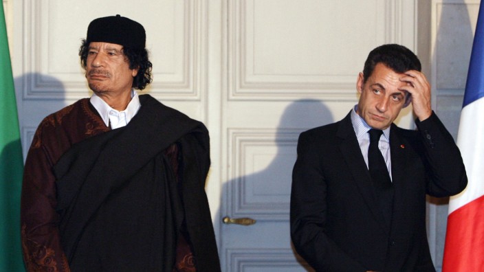 Justizverfahren: Frankreichs damaliger Präsident Nicolas Sarkozy (re.) zusammen mit Libyens Staatschef Muammar al-Gaddafi im Jahr 2007 im Elysée-Palast.