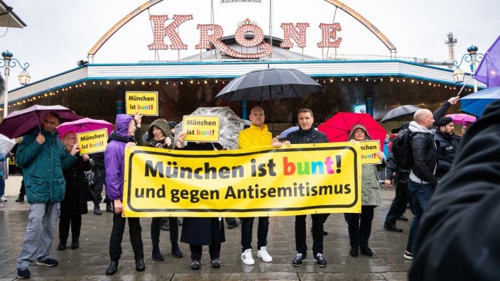 München: Ein Dutzend Mitglieder von "München ist bunt" durfte direkt vor dem Circus Krone symbolisch gegen den Auftritt von Daniele Ganser demonstrieren.
