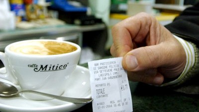 Steuerflucht: Italienische Restaurantbesitzer geben beim Fiskus im Durchschnitt gerade mal ein Jahreseinkommen von 13.300 Euro an. Der übrige Verdienst wird dem Staat vorenthalten. Insgesamt gehen der Regierung damit jährlich 100 Milliarden Euro durch die Lappen.