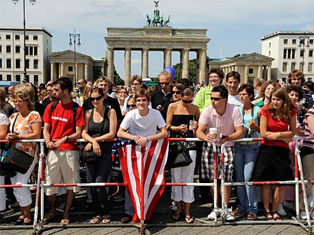 Obamas Fans vor dem Brandenburger Tor; dpa