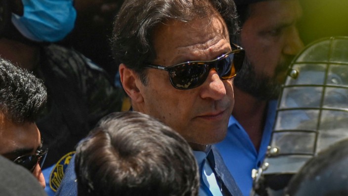 Krise in Pakistan: Pakistans früherer Premierminister Imran Khan vor dem Verfassungsgericht in Islamabad. Er wurde dem Gericht zufolge "illegal" verhaftet, und ist wieder auf freiem Fuß - vorläufig.