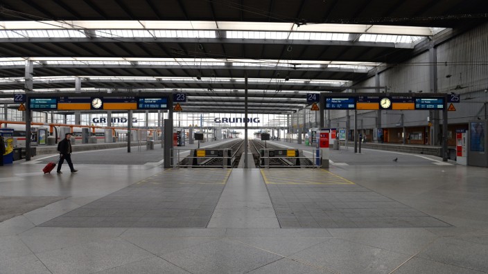 München: Im Münchner Hauptbahnhof ist es zu einem größeren Einsatz der Polizei gekommen, weil ein Mann mit einem Messer hantierte.