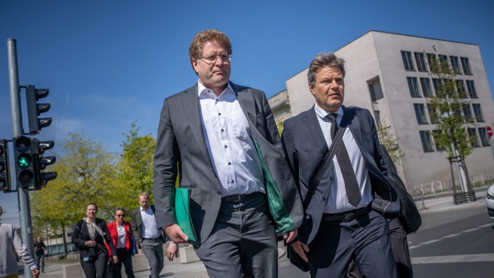 Klimapolitik: Wirtschaftsminister Robert Habeck (re.) und Staatssekretär Patrick Graichen auf dem Weg zum Bundestag.