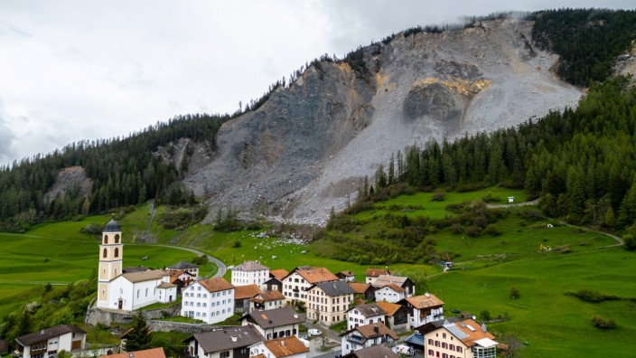 Graubünden: Eine Kirche, ein paar Häuser und darüber ein Berg, der ganz abzurutschen droht: In Brienz gilt nun ein Betretungsverbot.