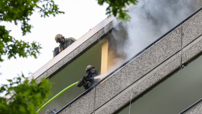 Nordrhein-Westfalen: Einsatzkräfte versuchten am Donnerstag, das Feuer in dem Hochhaus in Ratingen zu löschen.