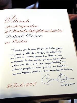 Obamas Eintrag in Berlins Goldenes Buch; dpa