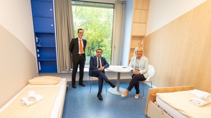 kbo-Kinderzentrum: Haben den Neubau eröffnet: Gesundheitsminister Klaus Holetschek, Sozialministerin Ulrike Scharf und der Ärztliche Direktor Volker Mall (links) in einem fertigen Patientenzimmer.