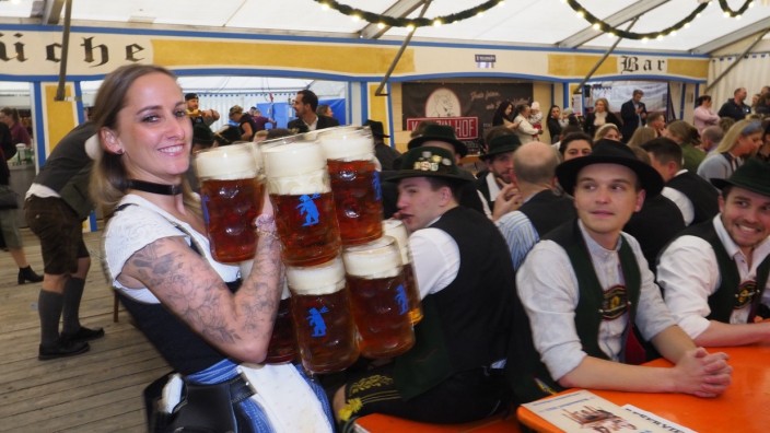 Bierpreis im Landkreis: Am Freitag wurde in Grafing das erste Volksfest der Saison eröffnet. Die Biere, welche Kellnerin Tanja hier durchs Zelt trägt, kosten heuer gerade einmal 2,9 Prozent mehr als im Vorjahr.